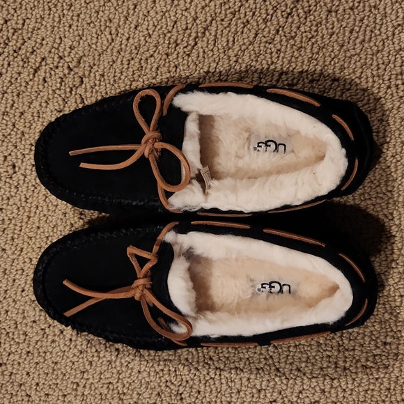 UGG Dakota Slippers - Picture 1 of 4